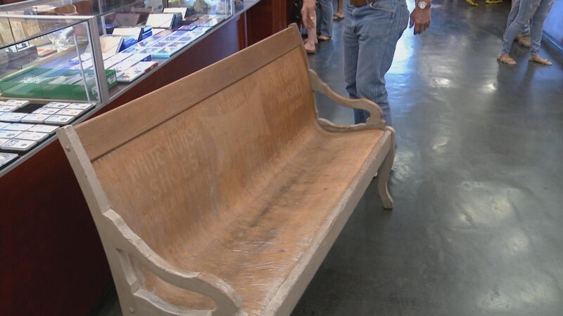 PAWN STARS – Series 17, Episode 2 – Party on, Pawn – Steal a base with the Pawn Stars when a bat designed by Ty Cobb and autographed by Joe Sewell is brought into the shop. Will Corey think it’s a home run or will he send it walking? Then, it’s time for Rick to party on when he checks out the queen of movie mobiles, the Wayne’s World car! Will he make an excellent deal or will he decide it’s not worthy? Next, Rick finds himself on the hunt for a rare coin. Will he pick up some extra change or pass the buck? And later, things get comical when a Buster Brown shoe bench is brought into the shop. Will Rick make a deal or give it the boot? – Bild: 2023 A&E Networks, LLC. Lizenzbild frei