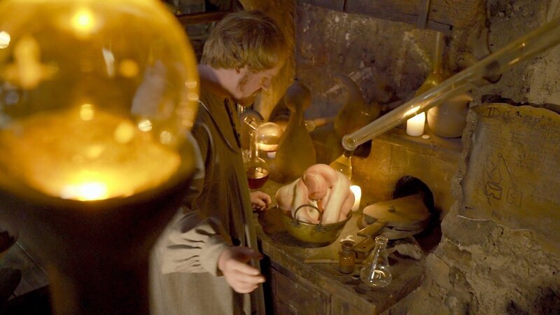 „Mysterien in Rot-Weiß-Rot (2/​5)“, „Habsburgs goldene Träume.“ Der Traum vom großen Geld begleitete die Habsburger quer durch ihre Geschichte. Lange träumten sie auch von Zauberei und Alchemie. Noch Maria Theresias Ehemann Franz Stephan glaubte an die chemische Herstellung von Gold. Als Ehemann der Regentin hatte er viel Zeit für solche Spielereien, die Amtsgeschäfte führte ja seine Frau. Im niederösterreichischen Kirchberg am Wagram fand sich im Boden vergraben ein altes alchemistisches Labor aus dem 16. Jahrhundert – der Beweis dafür, wie ernsthaft die Suche nach der Gold-Formel damals betrieben wurde. Das Labor scheint so weit intakt zu sein – was genau passiert, wenn es in dem Film erstmals wieder seinen Betrieb aufnimmt? – Bild: ORF/​Papke Film/​Christian Papke