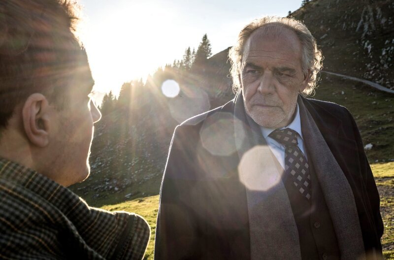 Borchert (Christian Kohlund, re.) spricht mit Julian (Johannes Meister, li.) über den Fall. – Bild: ARD Degeto/​Roland Suso Richter