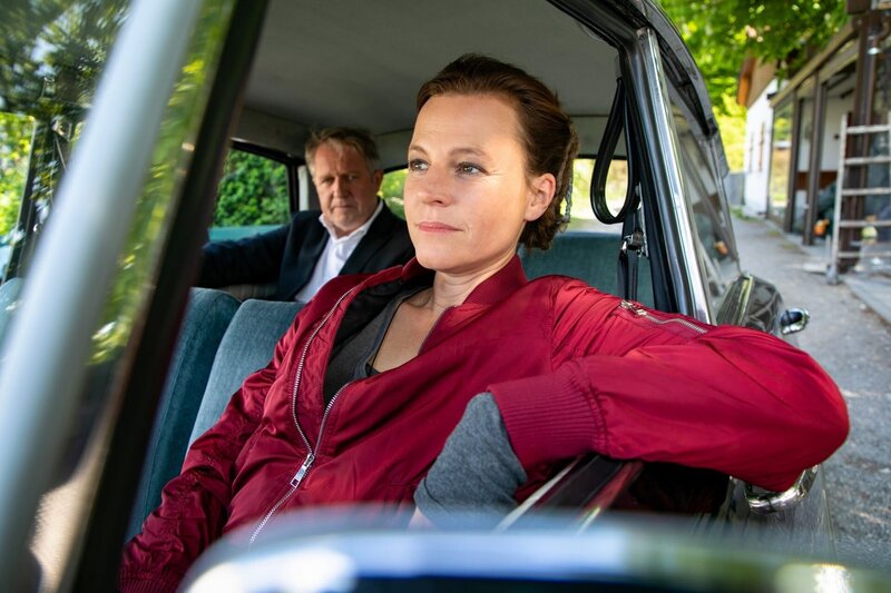 Die beiden müssen sich erst einmal aneinander gewöhnen: Richter Hans Bachleitner (Harald Krassnitzer) und Fahrerin Frieda Mirko (Maria Simon). – Bild: ORF/​ZDF/​Benedikt Müller
