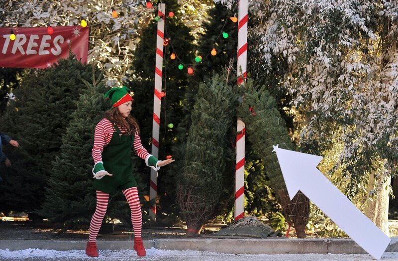 Sue (Eden Sher) will mit den Nachbarsjungen Frieden schließen und stimmt im Elfenkostüm ein Weihnachtsleid an. Ob sich die frechen Glossner-Jungen so einfach friedlich stimmen lassen? – Bild: Warner Brothers Lizenzbild frei