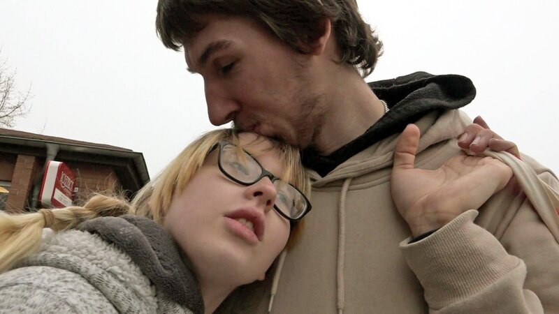 Maik und Jasmin sind erleichtert, dass nach dem Verlust ihres ungeborenen Kindes im letzten Jahr, nun ihre Tochter Liv gesund zur Welt gekommen ist. Doch für die junge Familie ist trotzdem unklar, wie es in Zukunft für sie weitergehen wird. – Bild: RTLZWEI