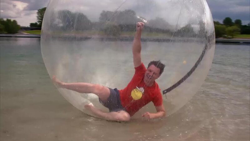 André macht ein Wasserexperiment. – Bild: WDR