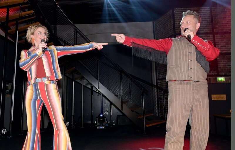 Yvonne (Gisa Zach) und Michael „Michi“ (Lars Pape) sind auf der Bühne ein Dreamteam. – Bild: RTL /​ Rolf Baumgartner