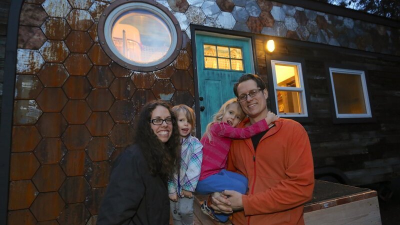 The Ferguson family is so grateful for this new adventure they get to start together inside of their fun tiny house where they will be making memories for many years to come, as seen on Tiny House, Big Living. – Bild: DIY Network/​Scripps Networks, LLC.