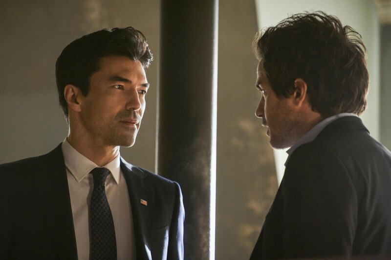 Harris (Ian Anthony Dale, l.); Darius (Santiago Cabrera, r.) – Bild: CBS Broadcasting Inc.