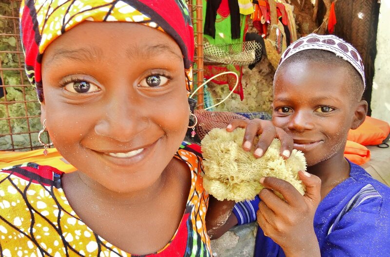 Nach einem langen Tag bekommen Awena und Abduli einen Schwamm geschenkt! – Bild: SWR/​Frank Feustle