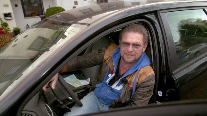 Die alleinerziehende Liane ist hat vier Söhne und arbeitet halbtags als Pflegefachkraft. Jeden Tag pendelt sie 60 Kilometer zu ihrer Arbeitsstätte. Doch ihr Auto ist unzuverlässig, sie hat Angst, liegen zu bleiben. Kann Det helfen? – Bild: RTLZWEI