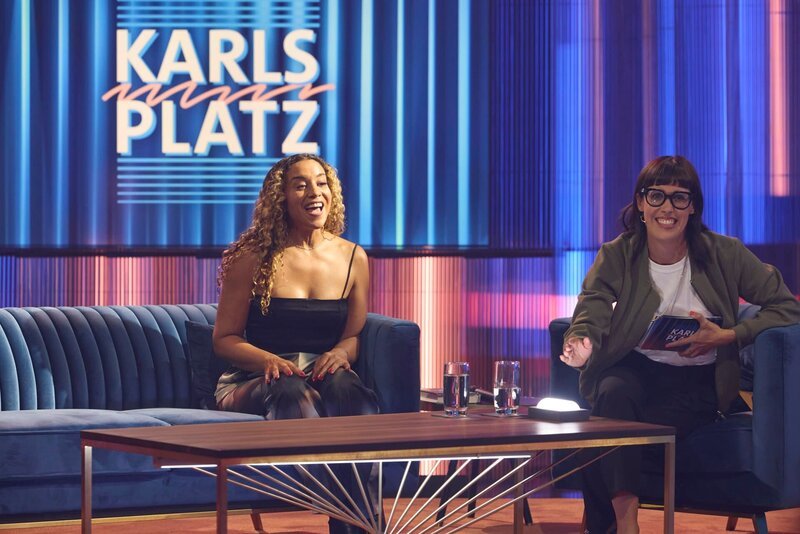Von links: Nadja Benaissa und Eva Karl Faltermeier. – Bild: Martina Bogdahn /​ BR, Redseven Entertainment GmbH
