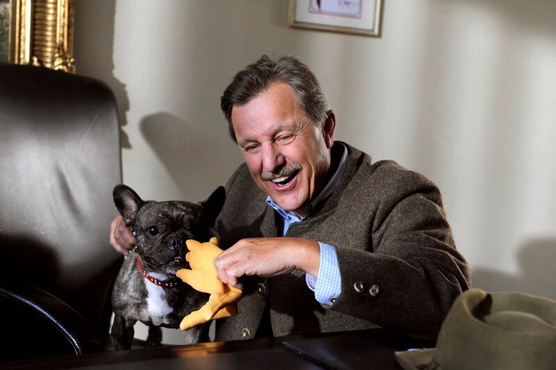 Bayerisches Fernsehen DAHOAM IS DAHOAM, FOLGE 825, „Am Rande des Wahnsinns“, am Donnerstag um 19:45 Uhr. Als sein Hund nicht mit ihm spielen möchte, macht sich Bürgermeister Schattenhofer (Werner Rom) Sorgen um sein Lousierl. – Bild: BR/​Marco Orlando Pichler