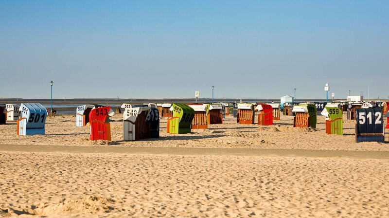 SENDER: ARD – SENDETITEL: Verrückt nach Camping (6) – UNTERTITEL:  Der geheimnisvolle Bungalow – CAPTION:  ARD/​MDR VERRÜCKT NACH CAMPING (6), „Der geheimnisvolle Bungalow“, Strand beim Campingplatz Neuharlingersiel. – Bild: MDR/​timeline/​Anja Gerauer