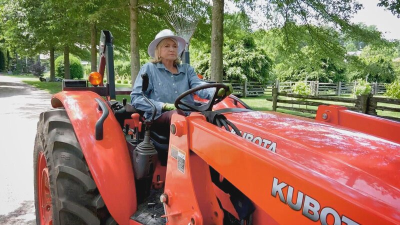 Martha Stewart drives a tractor. – Bild: HGTV