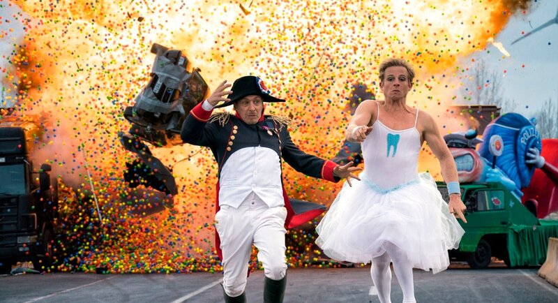 Weiberfastnacht in Köln: Semir (Erdogan Atalay, l.) und Paul (Daniel Roesner) haben die räuberische Clowns-Bande in einem Karnevalswagen verfolgt. Nachdem die Verdächtigen Clowns einen Unfall verursacht haben durchbricht ein nachfolgendes Fahrzeug einen querstehenden LKW … – Bild: RTL /​ Guido Engels