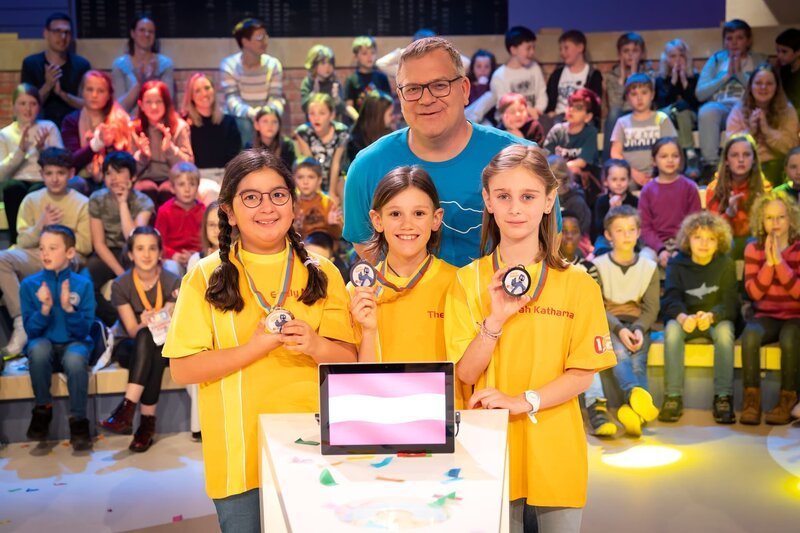 Das gelbe Rateteam aus Seitenstetten/​Österreich freut sich über die spannende Erfahrung bei „1, 2 oder 3“. – Bild: Ralf Wilschewski /​ ZDF