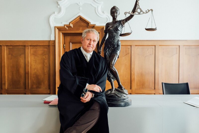 Hans Bachleitner (Harald Krassnitzer) hat eine Vorliebe für „kleine Fälle“. – Bild: ORF/​ZDF/​Susanne Schramke