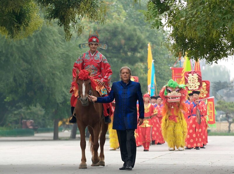 Hotelmanager Winter (Christian Kohlund, re) geleitet den Chinesen David (Bian Yuan) zum Traualtar. – Bild: ARD Degeto/​ARD Degeto/​Oliver Roth