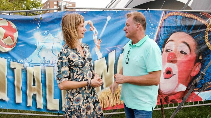 Sandra Eckardt im Gespräch mit einem spanischem Zirkusdirektor. – Bild: TVNOW /​ Endemol Shine