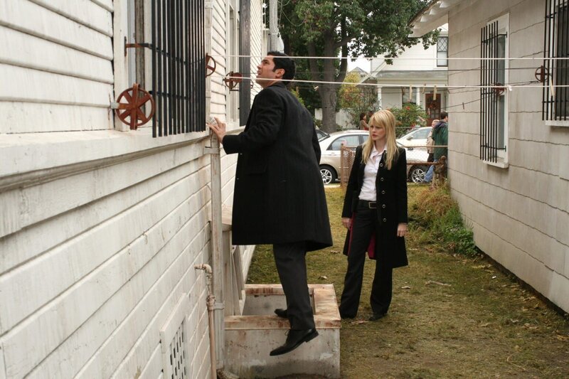 Sind Lilly (Kathryn Morris, r.) und Scott (Danny Pino, l.) auf der richtigen Spur? – Bild: Warner Bros. Television