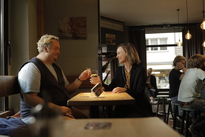 Malte (Daniel Zillmann) und Anita (Nadja Becker) treffen sich in Maltes Stammkneipe, nachdem sich Anita mit ihrem Mann gestritten hat. – Bild: ZDF
