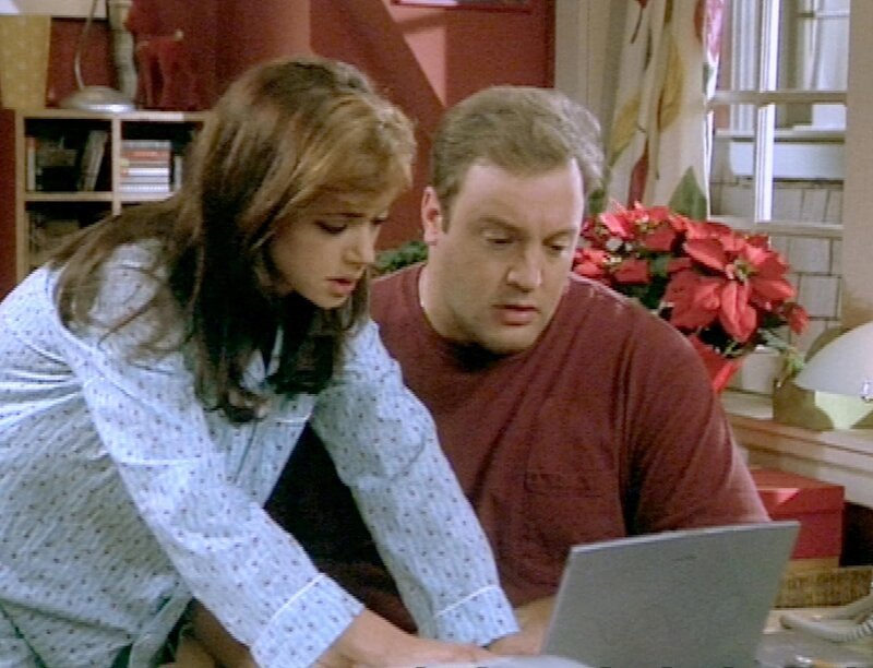 Doug Heffernan (Kevin James) und seine Frau Carrie (Leah Remini) kontrollieren die neuesten Aktienkurse. – Bild: RTL II