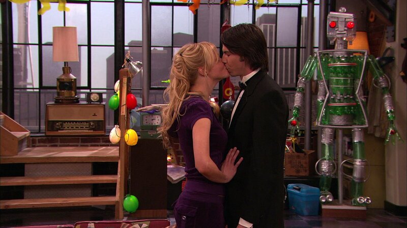 Veronica (Valerie Azlynn), Spencer Shay (Jerry Trainor) – Bild: Paramount