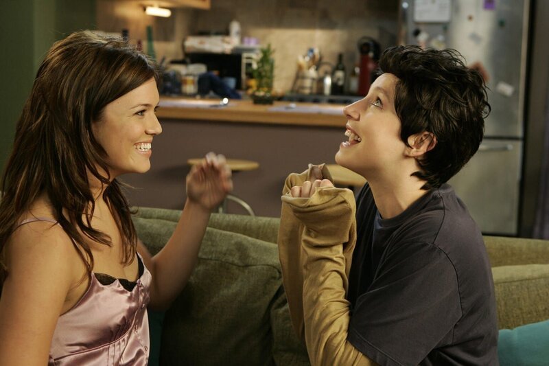 „Scrubs – Die Anfänger“, „Mein kleiner Tollpatsch.“ J.D. verliebt sich Hals über Kopf in Julie. Elliot versucht, J.D. zu etwas mehr Besonnenheit zu überreden, doch dieser kauft sogleich für sich und seine Angebetete ein Grundstück. Turk hat seine Leidenschaft fürs Playback-Singen entdeckt. Gemeinsam mit Ted, Lloyd und dem Hausmeister übt er fleißig für die neu gegründete Air-Band. Dr. Kelso findet das Hobby seiner Mitarbeiter furchtbar und legt ihnen wo er nur kann Steine in den Weg.Im Bild (v.li.): Mandy Moore (Julie Quinn), Sarah Chalke (Elliot Reid). – Bild: Touchstone Television