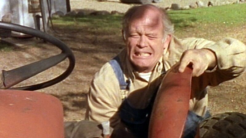 Julia ist von dem Traktor gestürzt und liegt bewußtlos auf dem Boden. Der Bulldock rollt langsam auf sie zu und droht sie zu überfahren. Ihr gelähmter Großvater versucht mit aller Kraft das Gefährt aufzuhalten. – Bild: RTL II