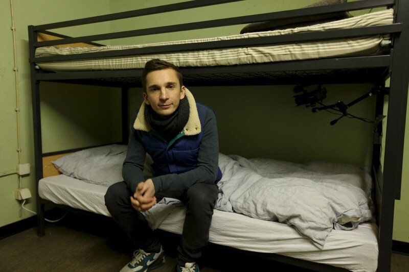 Eric Mayer, Stuntman des Wissens, bei einem seiner härtesten Selbstversuche: Er lässt sich 24 Stunden ohne Licht, ohne Handy, ohne direkten Kontakt zur Außenwelt in einem schalldichten Bunker einschließen. – Bild: ZDF/​Michele Parente