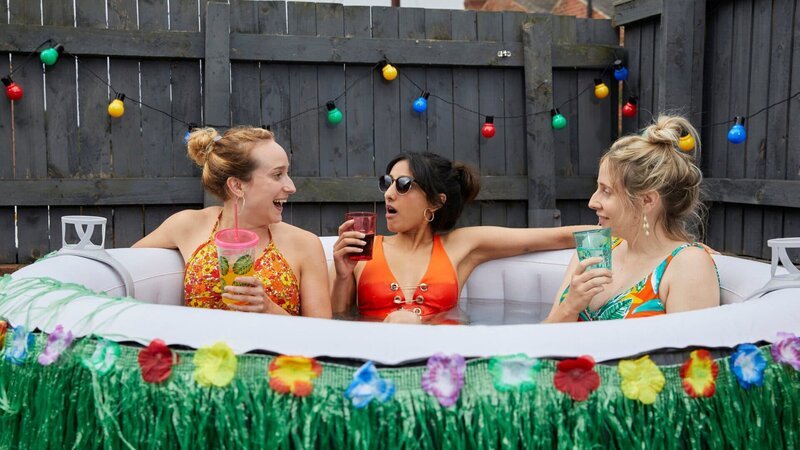 Toni (Leah Brotherhead, l.), Rana (Taj Atwal, M.) und Paula (Sinead Matthews, r.) genießen eine Auszeit in ihrem eigenen kleinen Paradies. Doch das tägliche Chaos lässt nicht lange auf sich warten. – Bild: ZDF
