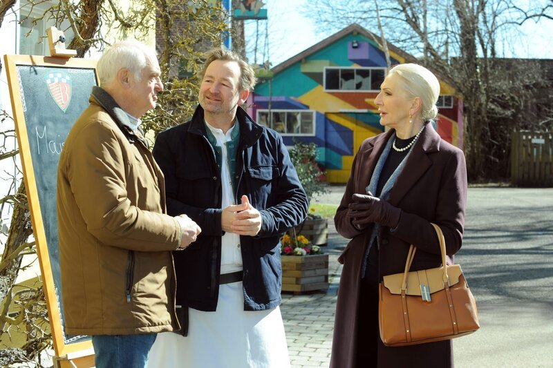 Gergor nutzt Joseph als Lockvogel, um Barbara loszuwerden. Von links: Joseph (Michael Vogtmann), Gregor (Holger Matthias Wilhelm), Barbara (Désirée Nick). – Bild: BR/​Marco Orlando Pichler