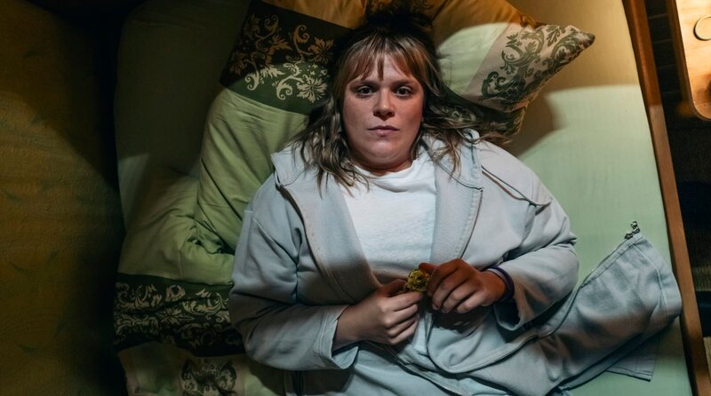 Hauptkommissarin Rosa Herzog (Stefanie Reinsperger) liegt wach in ihrem Bett im Dortmunder Frauenhaus. – Bild: WDR/​Martin Rottenkolber