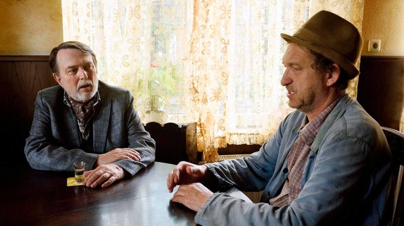 Adsche (Peter Heinrich Brix, r.) scheitert mal wieder an dem Versuch, Bürgermeister Günther Griem (Jürgen Uter, l.) von einer vielversprechenden Geschäftsidee zu überzeugen. – Bild: NDR/​Nicolas Maack