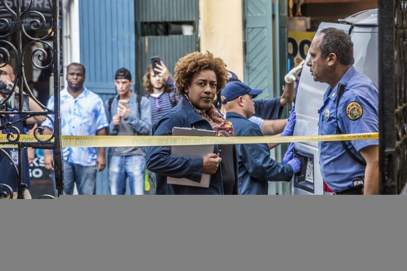 Findet Gerichtsmedizinerin Dr. Loretta Wade (CCH Pounder, M.) am Tatort forensische Beweise, die belegen, dass das Opfer eine Waffe getragen hat? – Bild: CBS Broadcasting, Inc.