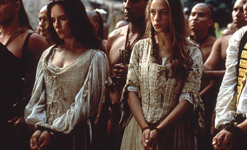 Die englischen Offizierstöchter Cora (Madeleine Stowe, Mi.li.) und Alice (Jodhi May, Mi.re.) fallen den hinterhältigen Huronen in die Hände … – Bild: ProSieben Media AG Die englischen Offizierstöchter Cora (Madeleine Stowe, Mi.li.) und Alice (Jodhi May, Mi.re.) fallen den hinterhältigen Huronen in die Hände … – Bild: ProSieben Media AG