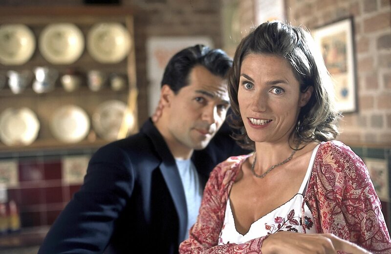 Die Londoner Schmuckdesignerin Julia Hammond (Julia Bremermann) trifft im Sommerurlaub auf dem Land den attraktiven Falkner David Norris (Erol Sander). Beide fühlen sich zueinander hingezogen, wehren sich aber gegen ihre Gefühle. – Bild: ORF 2