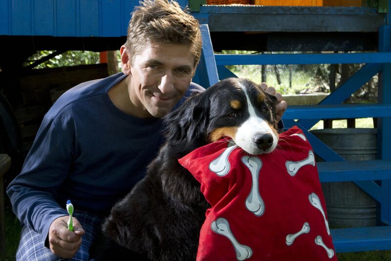Fritz Fuchs (Guido Hammesfahr) und Keks sind bereit für die Nacht. Hund Keks freut sich schon auf sein nächtliches Abenteuer. – Bild: ZDF/​Zia Ziarno