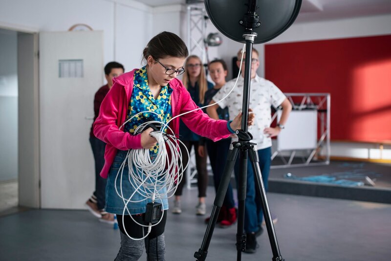 Rosa und die anderen geben nicht auf und suchen weiter nach Lösungen, die Schule zu retten. – Bild: MDR/​Saxonia Media/​Felix Abraham