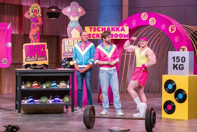 Konrad Geiger (l.) und Steve Windolf präsentieren mit „Kraftfutter“ high Protein Tiefkühl-Fertiggerichte. Sie erhoffen sich ein Investment von 150.000 Euro für 10 Prozent der Firmenanteile. Unterstützung bekommen sie von Bodybuilder Roger Matzke (r.). – Bild: RTL /​ Bernd-Michael Maurer