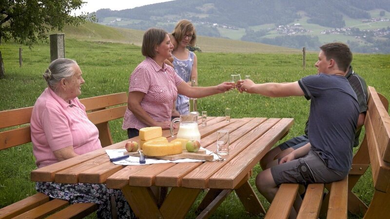 Familie WIDLROITHER feiert die Geburt eines neues Kalbs. – Bild: ORF/​Falstaff TV