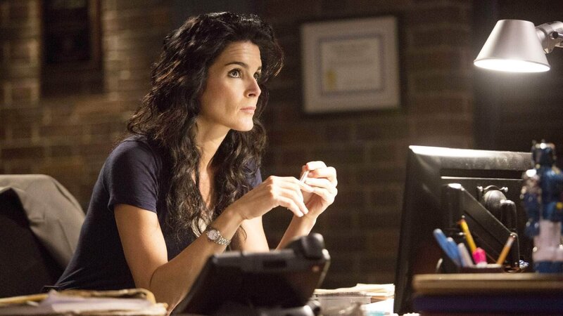 Eine Frau wird während ihres Work-outs von hinten erstochen. Detective Jane Rizzoli (Angie Harmon) kann die Tatwaffe einem Handwerker zuordnen, doch der kann auf Grund seiner Körpergröße ausgeschlossen werden. – Bild: RTL /​ Warner Bros.
