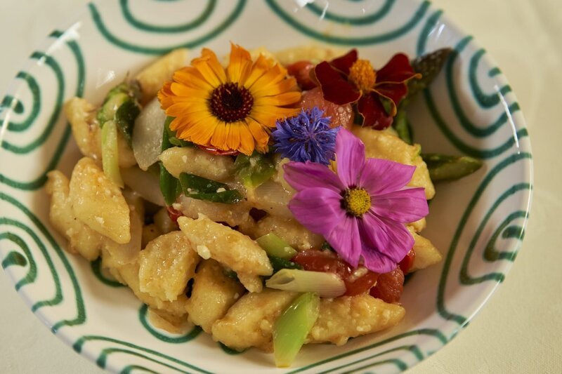 „Erdäpfel-Topfengnocchi mit weißem und grünem Spargel“ von Hartwig Häusl. – Bild: ORF/Silvia Schneider GmbH/Christian Vogel „Erdäpfel-Topfengnocchi mit weißem und grünem Spargel“ von Hartwig Häusl. – Bild: ORF/Silvia Schneider GmbH/Christian Vogel