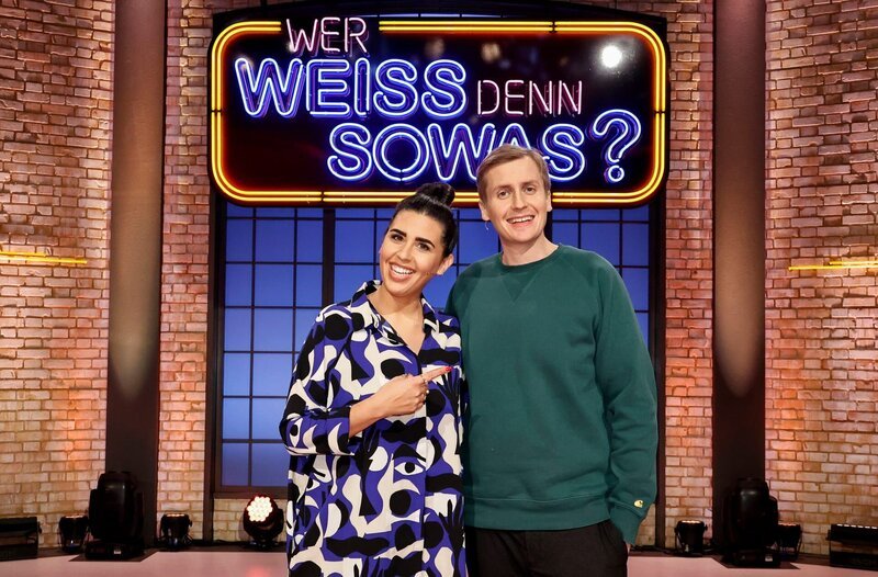 Treten bei „Wer weiß denn sowas?“ als Kandidat:innen an: Die Radio- und Fernsehmoderatorin, Podcasterin und Autorin Ariana Barborie (l.) und der Komiker, Kabarettist und Fernsehmoderator Till Reiners (r.). – Bild: ARD/​Morris Mac Matzen