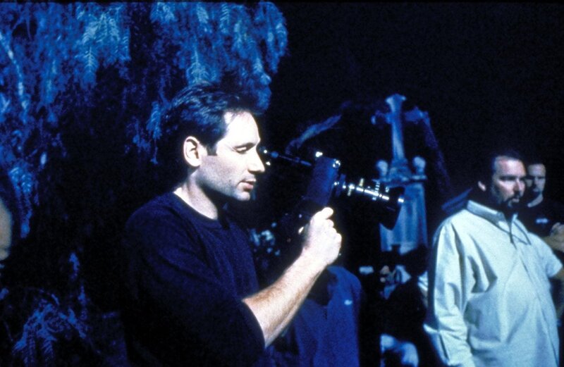 Mulder (David Duchovny, l.) blickt bei der Verfilmung eines „Akte X“- Falles hinter die Kulissen. – Bild: Twentieth Century Fox Film Corporation