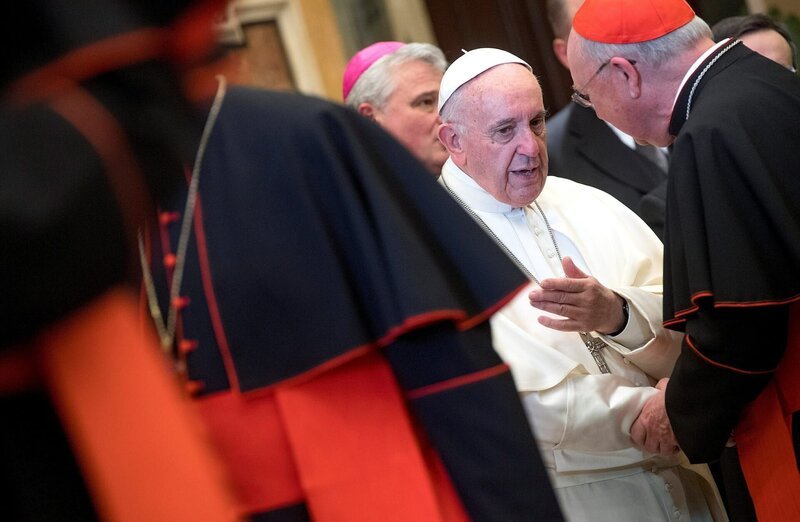 Papst Franziskus kämpft für eine Kirche der Armen und eine Reform der Kurie. Doch seine Gegner werden immer mehr. Kann die Revolution in der katholischen Kirche überhaupt gelingen? Woher nimmt der Mensch Franziskus seine Kraft? – Bild: ZDF/​Claudio Peri