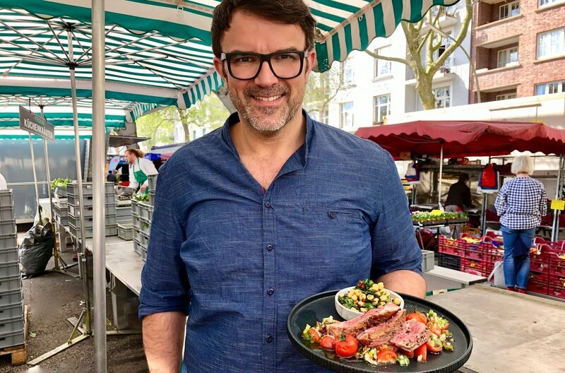 Iss besser! Staffel 1 Folge 25 Tarik Rose auf dem Markt – Bild: NDR/​Svenja Halberstadt