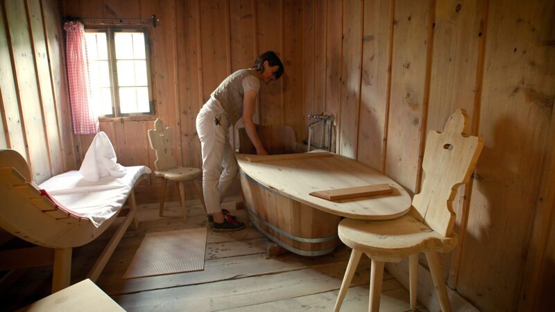 Anna Aigner in der Badestube. – Bild: ORF/​embfilm GmbH
