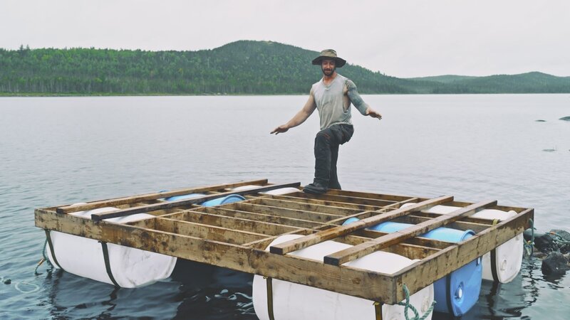 Matty tests out his floating dock. (Blue Ant Media) – Bild: National Geographic