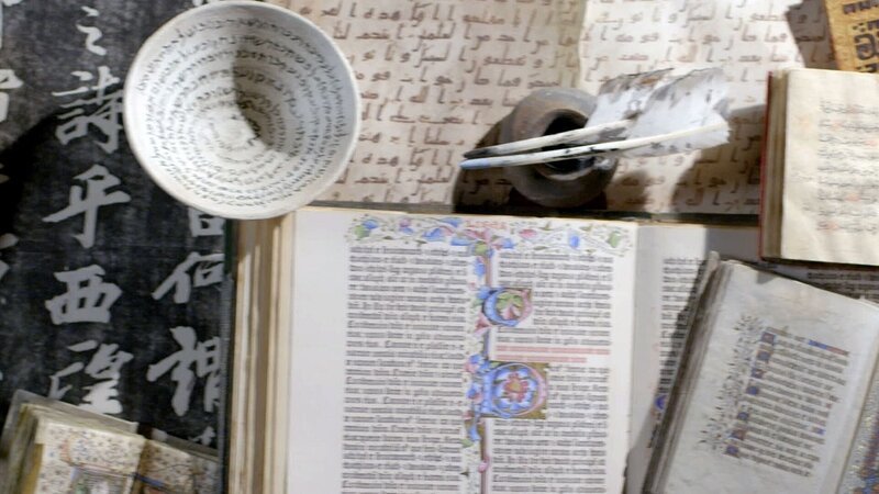 Die Entwicklung der Schrift stellt einen Meilenstein für die Menschheit dar. Schrift beginnt stets mit Bildern, deren Zusammensetzung dann immer komplexer wird – so entstehen Alphabete. – Bild: Films à Cinq/​Dox Productions/​ARTE France