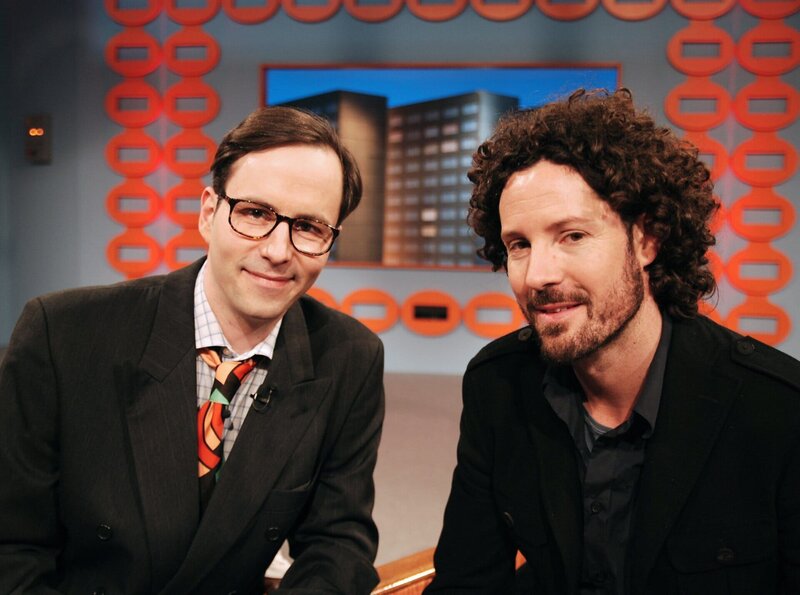 Sänger Max Herre (r.) überrascht Krömer mit dem schönsten Geschenk seines Lebens, einer Louis de Funès Maske. – Bild: rbb/​Daniel Porsdorf