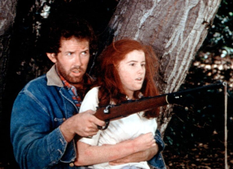 Job (Gary Grubbs, l.) hat Elizabeth (Kami Cotler, r.) entführt. – Bild: WARNER BROS. INTERNATIONAL TELEVISION